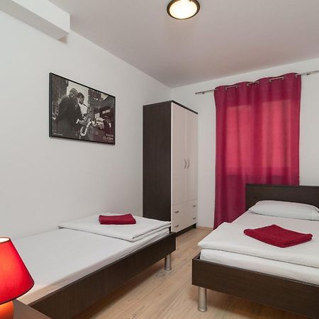 Apartment Bozan Omis Exterior photo