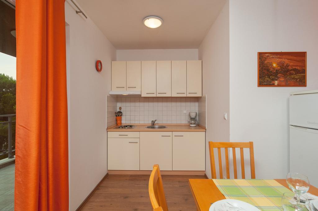 Apartment Bozan Omis Exterior photo