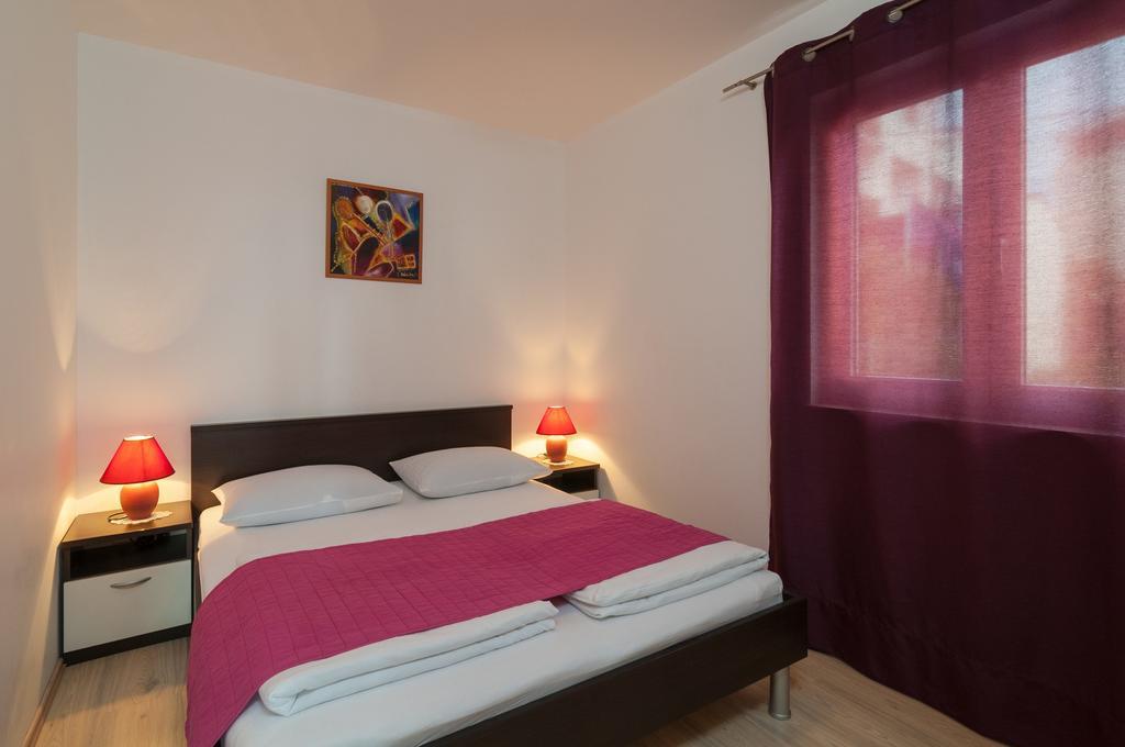 Apartment Bozan Omis Exterior photo